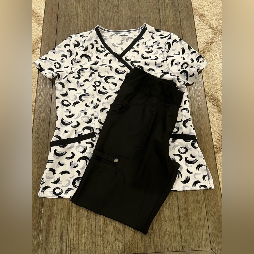 Elle Scrubs size medium